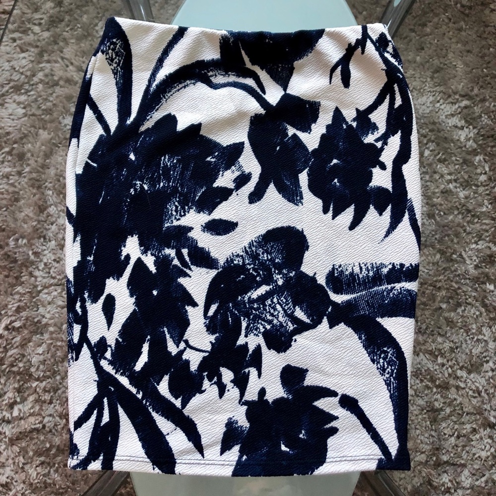 ✨ FUN ✨ Navy and White Print Skirt